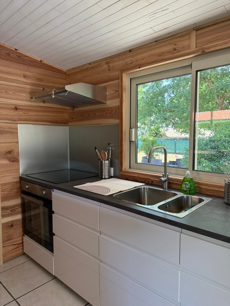 Cuisine equipee evier inox - Maison vacances Biscarrosse Lac